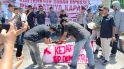 Massa Aksi Pertanyakan Belum Ditahannya Bupati Bombana dalam Kasus Korupsi Jembatan Cirauci II