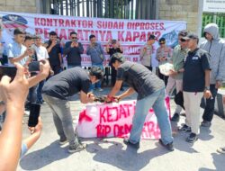 Massa Aksi Pertanyakan Belum Ditahannya Bupati Bombana dalam Kasus Korupsi Jembatan Cirauci II
