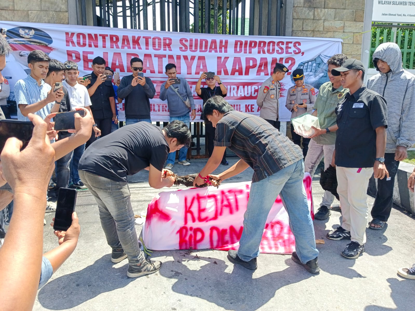 Massa Aksi Pertanyakan Belum Ditahannya Bupati Bombana dalam Kasus Korupsi Jembatan Cirauci II