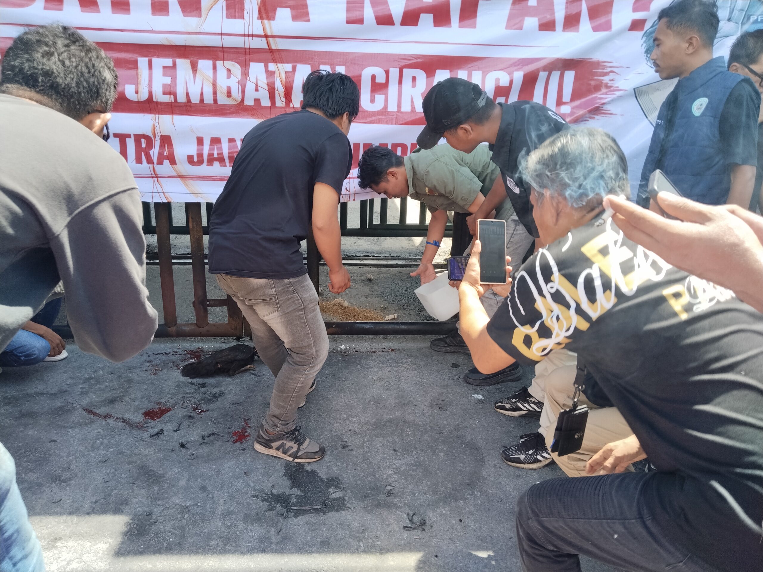 Ratusan Mahasiswa Demo di Kejati Sultra, Bawa Tikus dan Sembelih Ayam